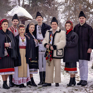 Noi Umblăm Și Colindăm