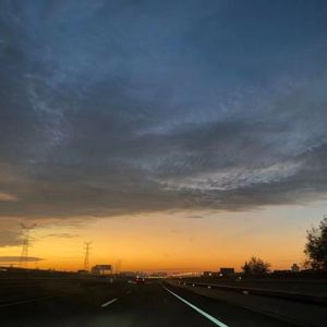 躲在黑暗里哭泣