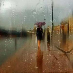 你也是一个人撑伞吗？