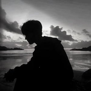 黄昏把影子拉成思念的弦