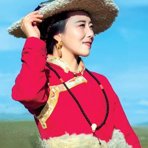 姑娘美似湖畔花朵