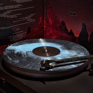 灯光下行李箱中的深情