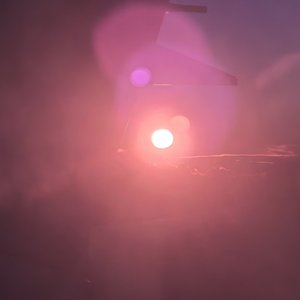 阳光洒落在湖面