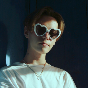 Всё хотят меня поцеловать