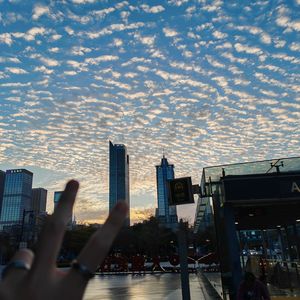 爱也不在你我之间