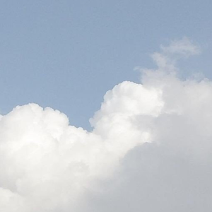 斜阳的灿烂穿透云层包围着消散的群楼