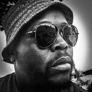 Umhlaba uyahlaba (Radio Edit)