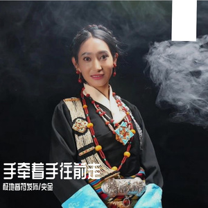 手牵着手往前走