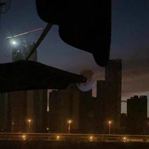 整个世界昏倒在这个房间