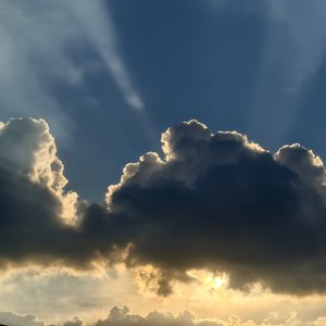 听着窗外的风声