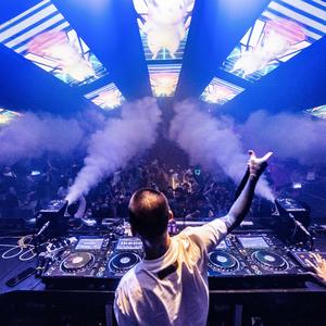 程佳佳 - 好想抱住你（Well威尔 remix）