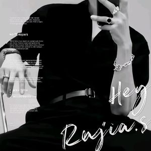 《爱就一个字》（半吨）