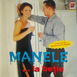 Stau la masă, beau coniac