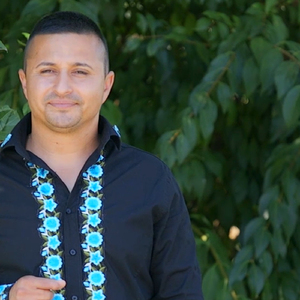 Doar Prietenul Te Vinde