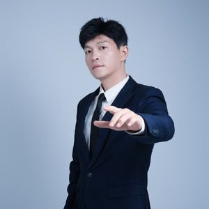 一人走在繁华街头(任茂军)