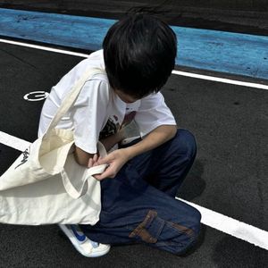 穿过人群熙攘