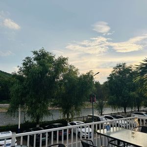 《雾锁月亮湾》