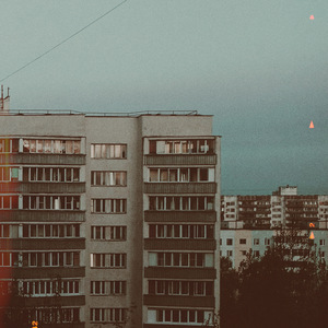 В окнах домов