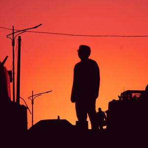 爱一个人要听她讲的一千种苦涩