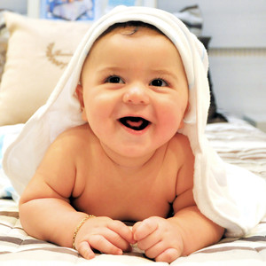 이부자리에서 데굴데굴 노는 갓난아기