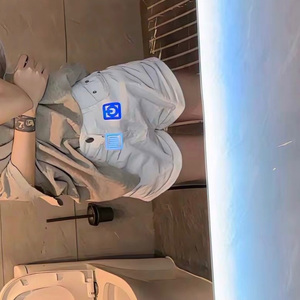 土坡上的狗尾草