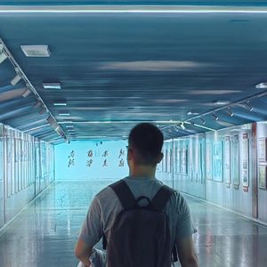 脚下是泥泞 抬头是繁星 身边是你