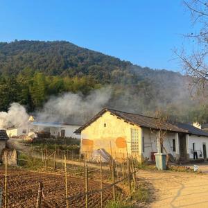 山外的山 我望不穿 清风过肩 风吹山丘 年华江流 山河无言如我只字不提的离愁