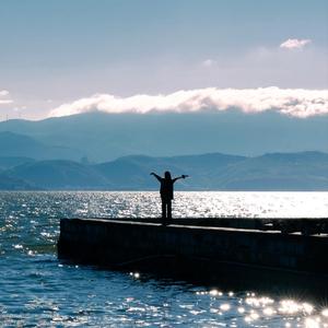 我又把你当成是她了