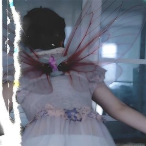 别装了，我知道你在哭