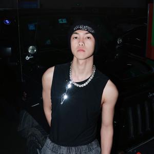 黑色洞口 IN THe Hole