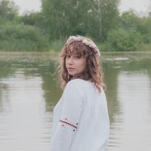 По реке