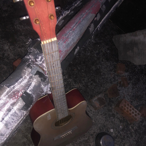 谁在天台上留下了一把生锈的吉他