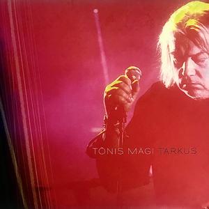 Üks naine seisab aknal