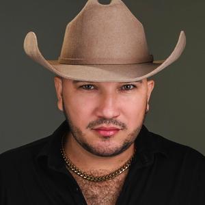 SOLTERO Y DISPONIBLE (feat. Banda los Titanes)