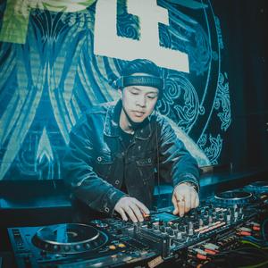 347aidan-Dancing in My Room vs Red Light Gree (Apple mash）（347aidan remix）