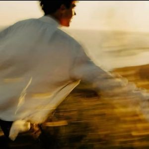 《街角交错的影子》