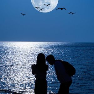 他站在地球的另一边