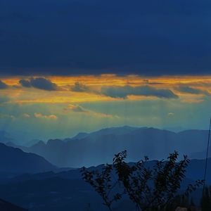 穿过黑暗找到你