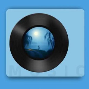 在湖边散步的姑娘