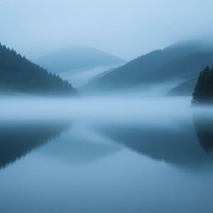 雾锁寒潭