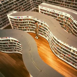 安静的正在读书声音