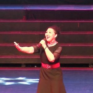 拉骆驼得黑小伙