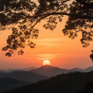 夕阳沉入西山