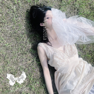 逆様のブーケになって眺めたい天井に咲く彼女の爪先