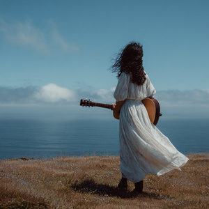 午後的小巷靜得可以聽見貓走過