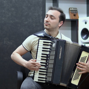 Evlərinin önü yonca