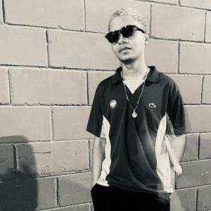 OLHA SÓ QUEM BROTOU AQUI NO BAILE