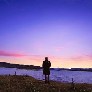 黑衣黑裤黑眼镜