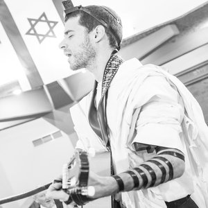 בידך