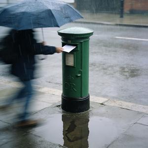 雨天的邮筒